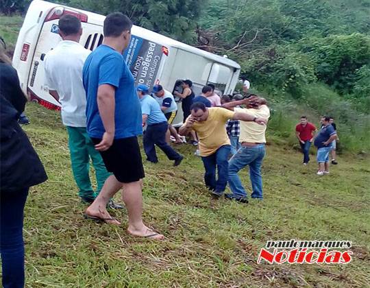 Ônibus da Ouro e Prata tomba no trevo de Giruá - foto 5