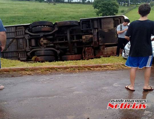 Ônibus da Ouro e Prata tomba no trevo de Giruá - foto 7