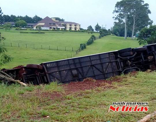 Ônibus da Ouro e Prata tomba no trevo de Giruá - foto 4