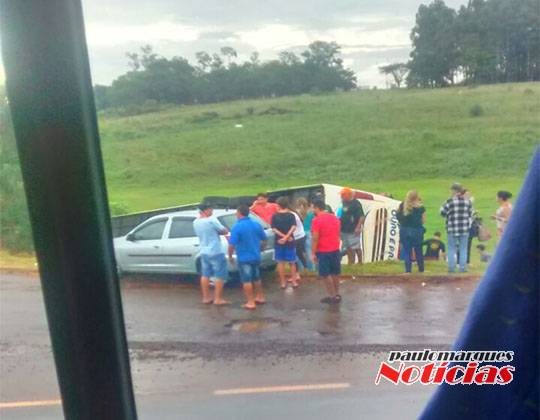 Ônibus da Ouro e Prata tomba no trevo de Giruá - foto 3