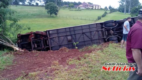 Ônibus da Ouro e Prata tomba no trevo de Giruá - foto 6