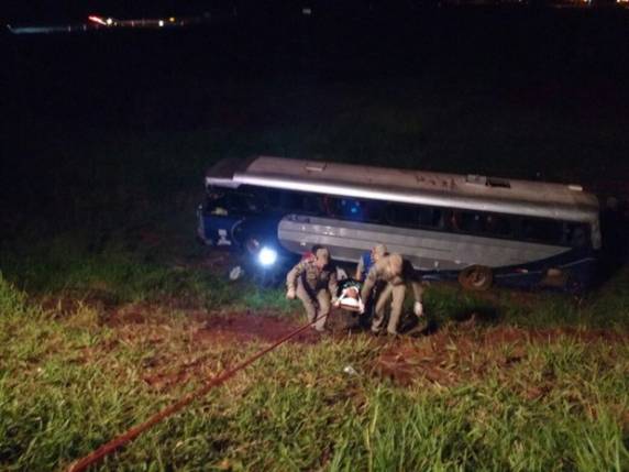 Ao ser abordado, veículo tombou em trecho da BR-158, em Campo Mourão