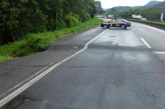 Motoristas precisam desviar pela pista contrária para seguir viagem