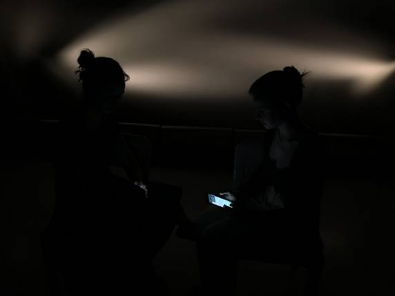 Esquema tira do ar celular da vítima, assume conta e envia mensagens