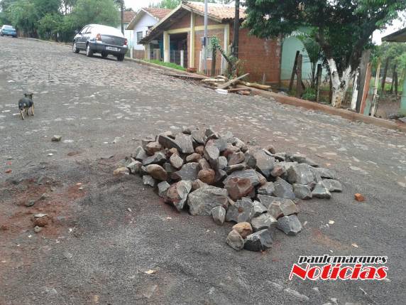 Moradores
da rua jardim reclamam de obra inacabada da CORSAN - foto 2