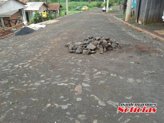 Moradores
da rua jardim reclamam de obra inacabada da CORSAN - foto 3