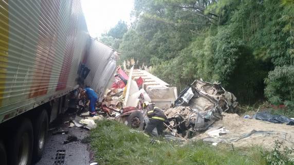 Dois caminhoneiros
morrem depois de uma colisão frontal na BR-153 em Campina da Alegria, SC - foto 4