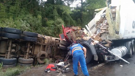 Dois caminhoneiros
morrem depois de uma colisão frontal na BR-153 em Campina da Alegria, SC - foto 3