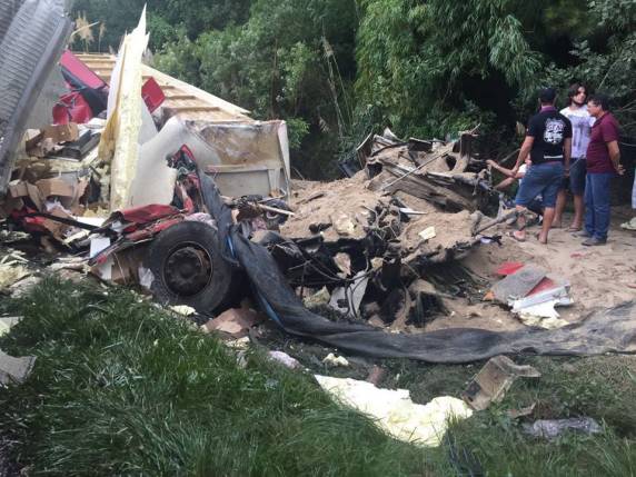 Dois caminhoneiros
morrem depois de uma colisão frontal na BR-153 em Campina da Alegria, SC - foto 2