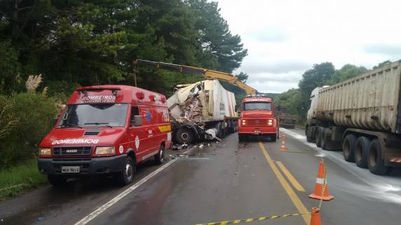 Dois caminhoneiros
morrem depois de uma colisão frontal na BR-153 em Campina da Alegria, SC - foto 8