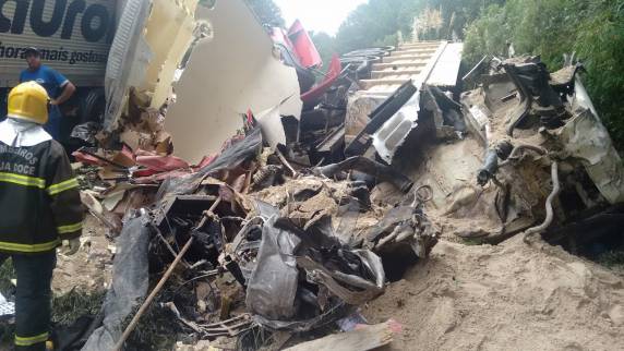 Dois caminhoneiros
morrem depois de uma colisão frontal na BR-153 em Campina da Alegria, SC - foto 6