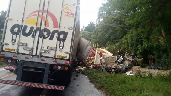 Dois caminhoneiros
morrem depois de uma colisão frontal na BR-153 em Campina da Alegria, SC - foto 7