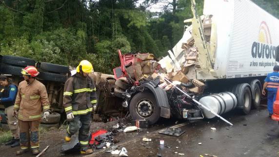 Dois caminhoneiros
morrem depois de uma colisão frontal na BR-153 em Campina da Alegria, SC - foto 10