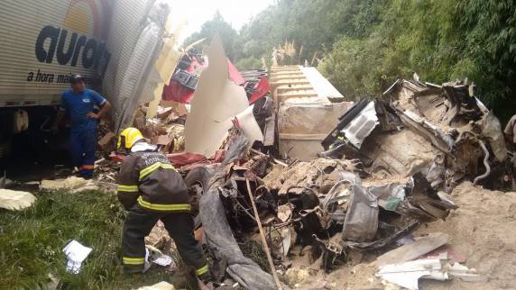 Dois caminhoneiros
morrem depois de uma colisão frontal na BR-153 em Campina da Alegria, SC - foto 5