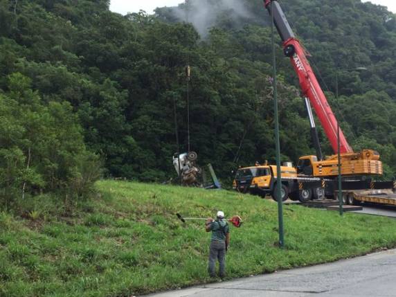 Serra Dona 

Franscica está fechada para retirada de caminhão de ribanceira