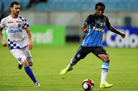 Miller Bolaños marcou o gol tricolor, e Rafinha anotou para o 

Zequinha