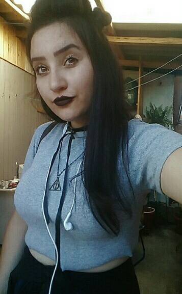 Vítima de 16 anos foi atingida por carro enquanto estava na calçada. Outro jovem se feriu