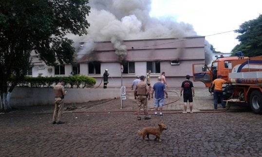 Incêndio em
hospital mobiliza bombeiros da região em Realesa, PR - foto 2