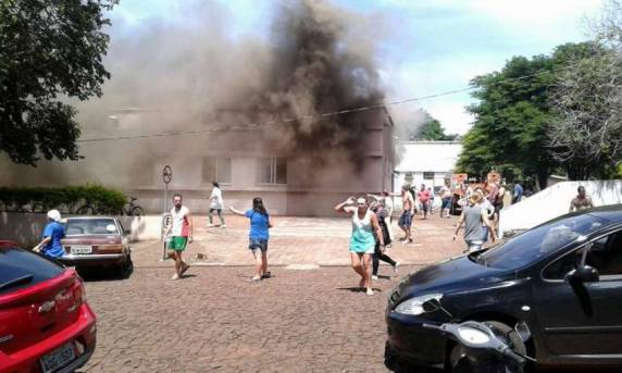Incêndio em
hospital mobiliza bombeiros da região em Realesa, PR - foto 3
