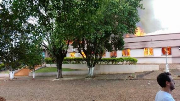 Incêndio em
hospital mobiliza bombeiros da região em Realesa, PR - foto 5