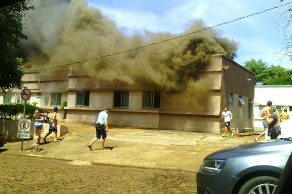 Incêndio em
hospital mobiliza bombeiros da região em Realesa, PR - foto 4