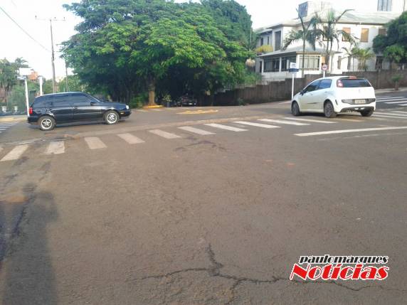 Motoristas confundem delimitador de espaço com rótula, em Três de Maio - foto 4