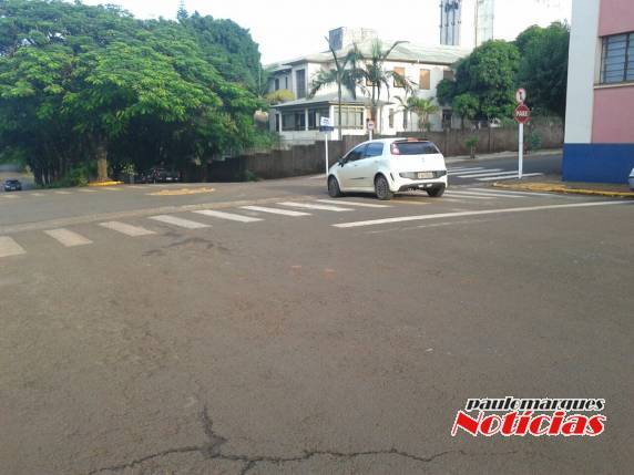 Motoristas confundem delimitador de espaço com rótula, em Três de Maio - foto 5