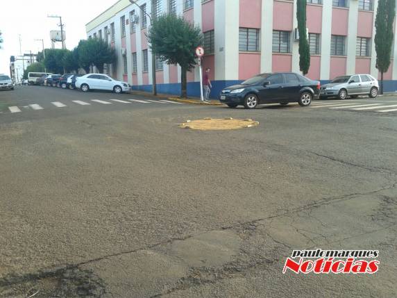 Motoristas confundem delimitador de espaço com rótula, em Três de Maio - foto 2