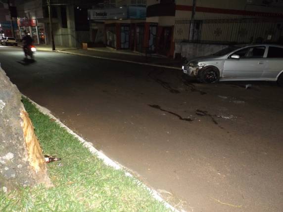Carro
colide em árvore no centro de Três Passos - foto 3