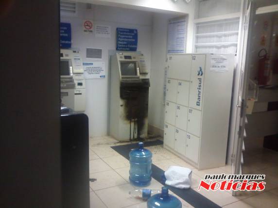 Bandidos explodem caixa eletrônico do Banrisul de Alegria na Região
Noroeste - foto 3