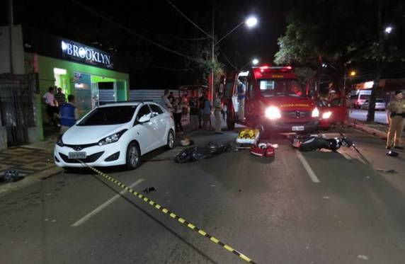 Rapaz de 21 anos morreu após bater moto contra carro, em Ponta Grossa. PM disse que condutor do automóvel envolvido na colisão estava bêbado