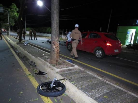 Rapaz de 21 anos morreu após bater moto contra carro, em Ponta Grossa. PM disse que condutor do automóvel envolvido na colisão estava bêbado