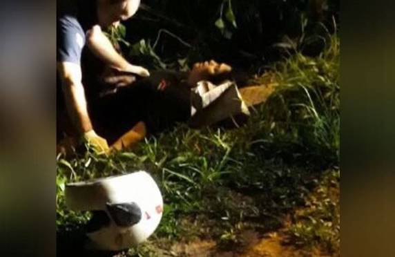 A mulher ficou pendurada em uma pedra do costão, correndo o risco de cair no 

mar