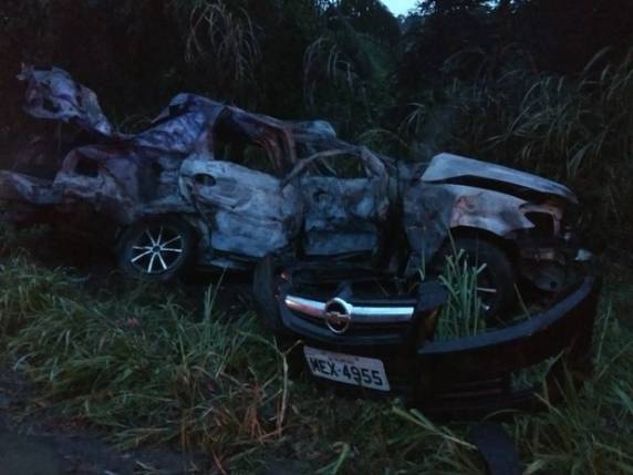 Dois adultos e duas crianças estavam em um Prisma que incendiou