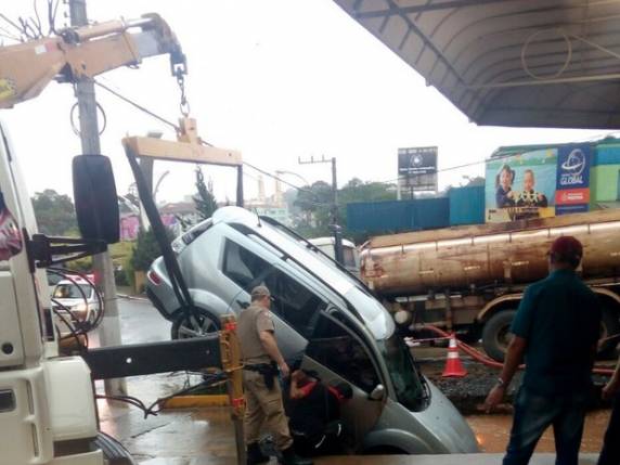 Carro é 'engolido' por cratera em estacionamento de panificadora - foto 3