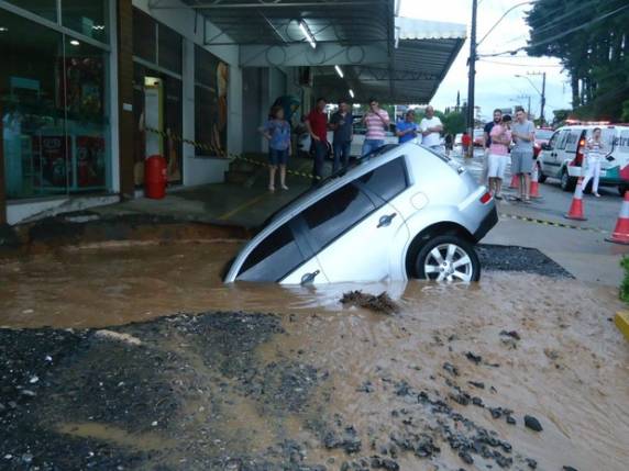 Carro é 'engolido' por cratera em estacionamento de panificadora - foto 2