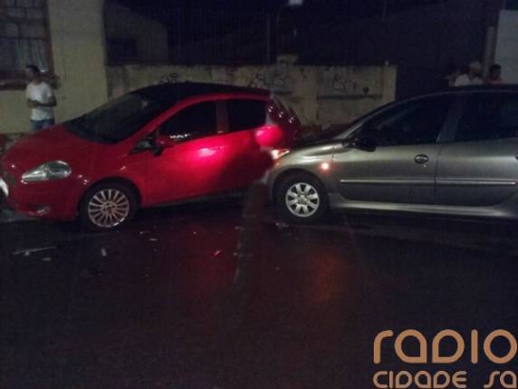 Motorista perde controle, colide em veículo estacionado que vai
parar sobre a calçada em Santo Ângelo - foto 3
