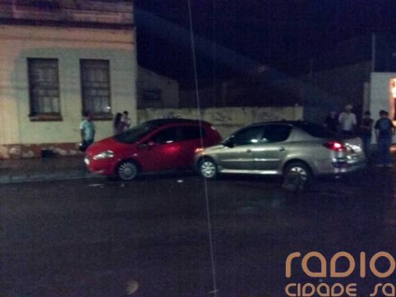 Motorista perde controle, colide em veículo estacionado que vai
parar sobre a calçada em Santo Ângelo - foto 2