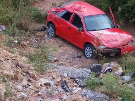 Carro capota em cratera aberta há mais de um ano na SC-410 - foto 2