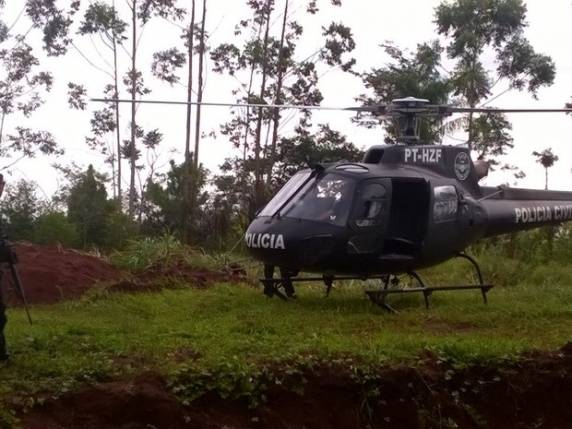 Em fuga, criminosos
roubam carros, fazem refém e trocam tiros com PM - foto 2