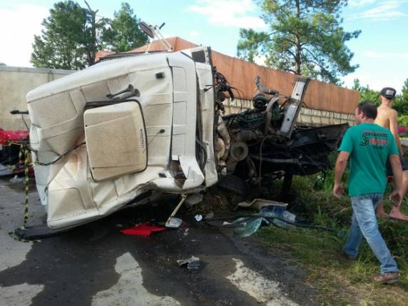 Carreta e caminhão frigorífico colidiram de frente na BR-470