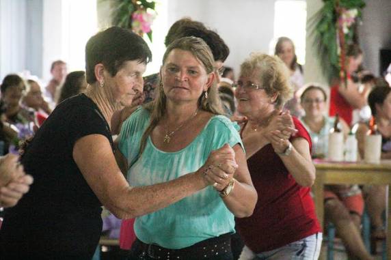 Mais de 400 mulheres participam do XX Encontro da
Mulher em Três de Maio - foto 2
