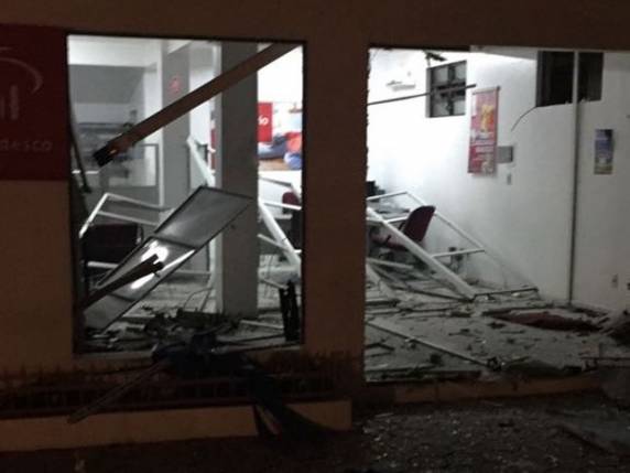 Cofre e caixa eletrônico foram explodidos na madrugada 

desta quinta (9)