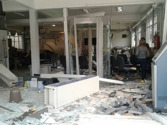 Cofre e caixa eletrônico foram explodidos na madrugada 

desta quinta (9)