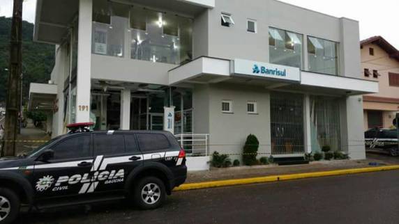 Criminosos explodem agência bancária em Vale Real - foto 3