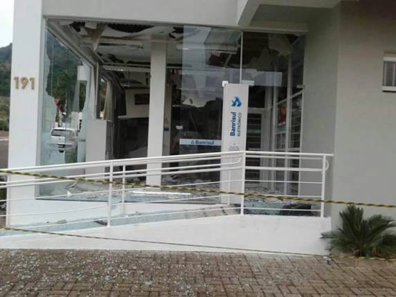 Criminosos explodem agência bancária em Vale Real - foto 2