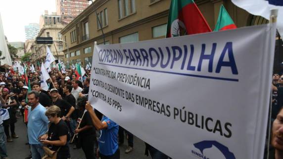 Servidores da
Corsan fazem caminhada por ruas do Centro de Porto Alegre - foto 2