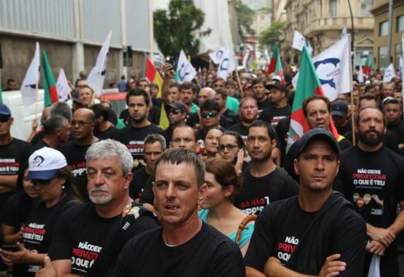 Servidores da
Corsan fazem caminhada por ruas do Centro de Porto Alegre - foto 3