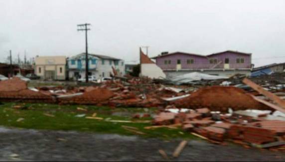 Quatro bairros estão destruídos, dezenas de casas foram atingidas, além de ginásios, escolas e centenas 

de árvores,caíram