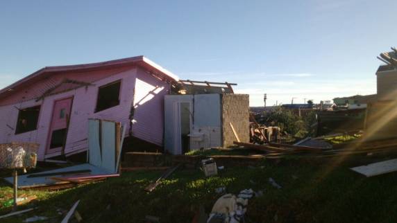 Quatro bairros estão destruídos, casas foram atingidas, além de ginásios, escolas e centenas de árvores,caíram